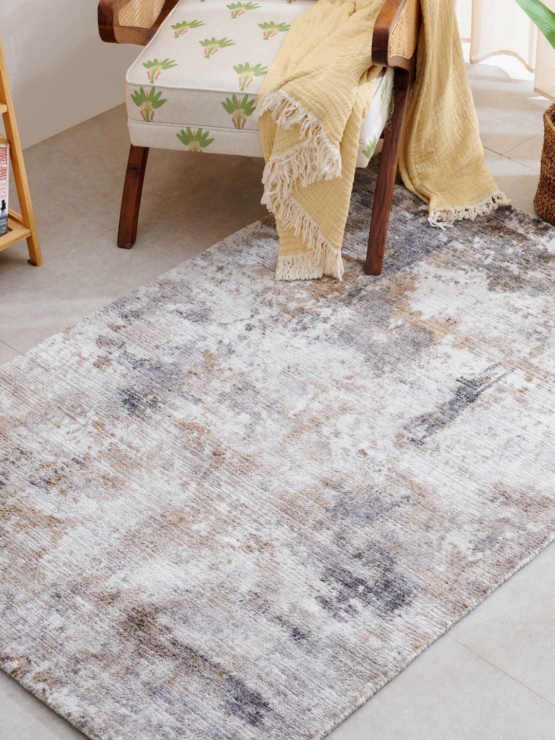 

Home Centre Grey and White Abstract Printed Carpet