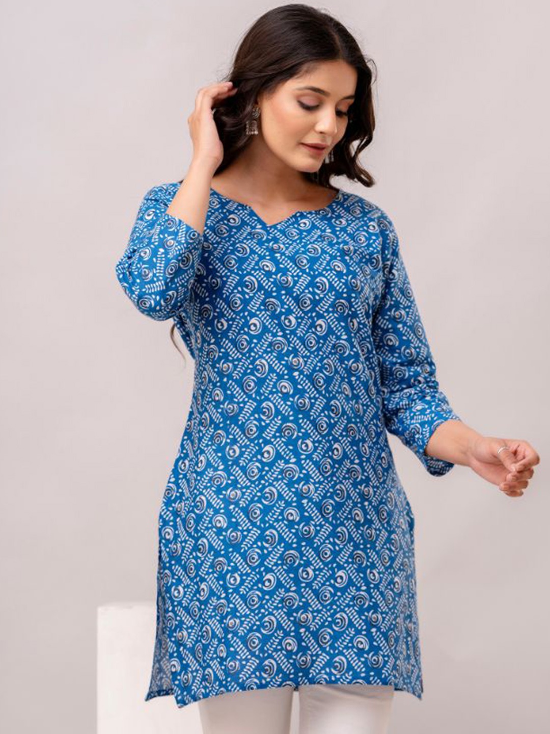 

Arudhi Floral Printed Pure Cotton Straight Kurti, Blue