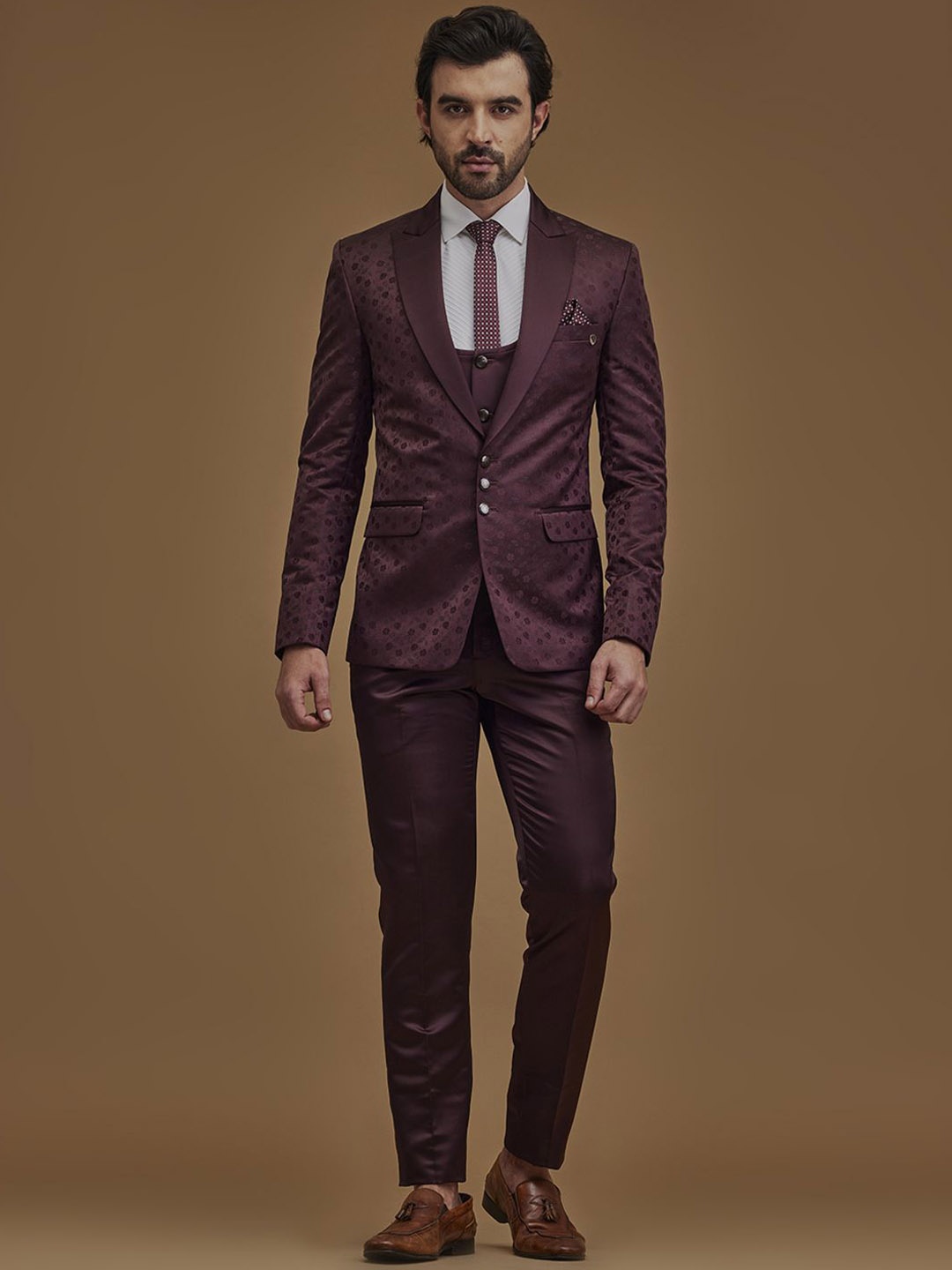 

Neumen Slim-Fit Single-Breasted Five-Piece Suit, Maroon