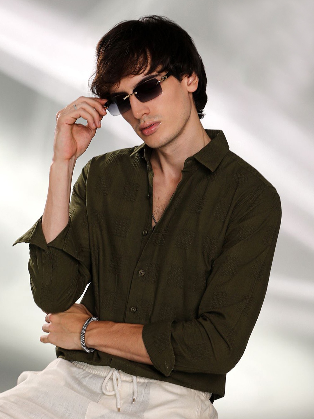 

Campus Sutra Men Comfort Spread Collar Solid Cotton Casual Shirt, Green
