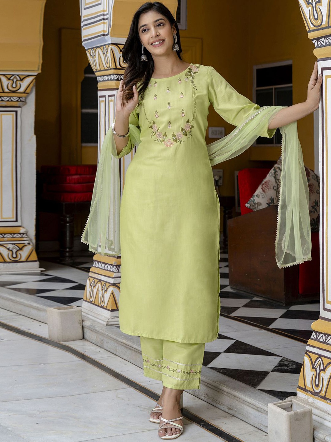 

VredeVogel Floral Yoke Design Regular Thread Work Kurta with Trousers & Dupatta, Green