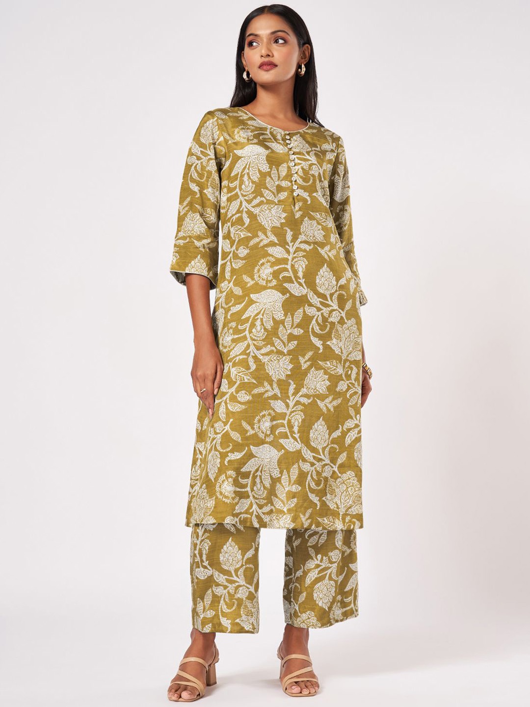 

Marigold Lane Floral Printed Round Neck Straight Kurta With Palazzos, Beige