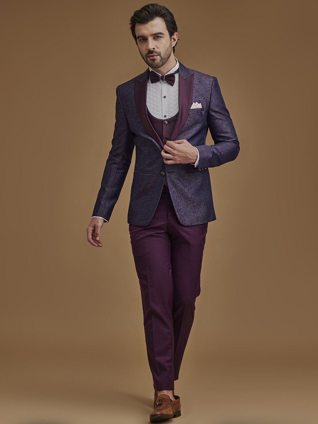 

Neumen Men Printed Single Breasted Five Piece Suits, Red