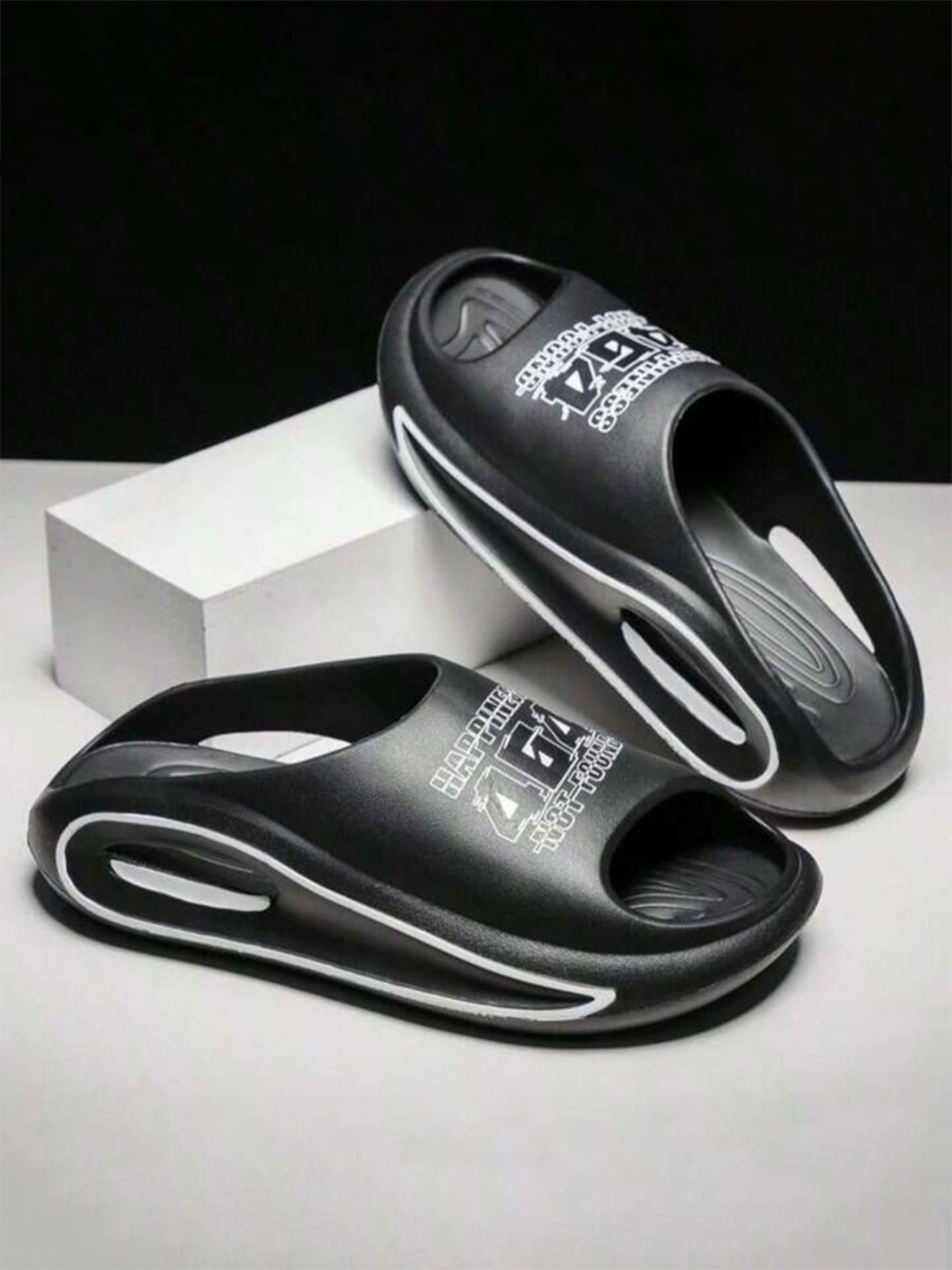 

HASTEN Men Printed Rubber Sliders, Black