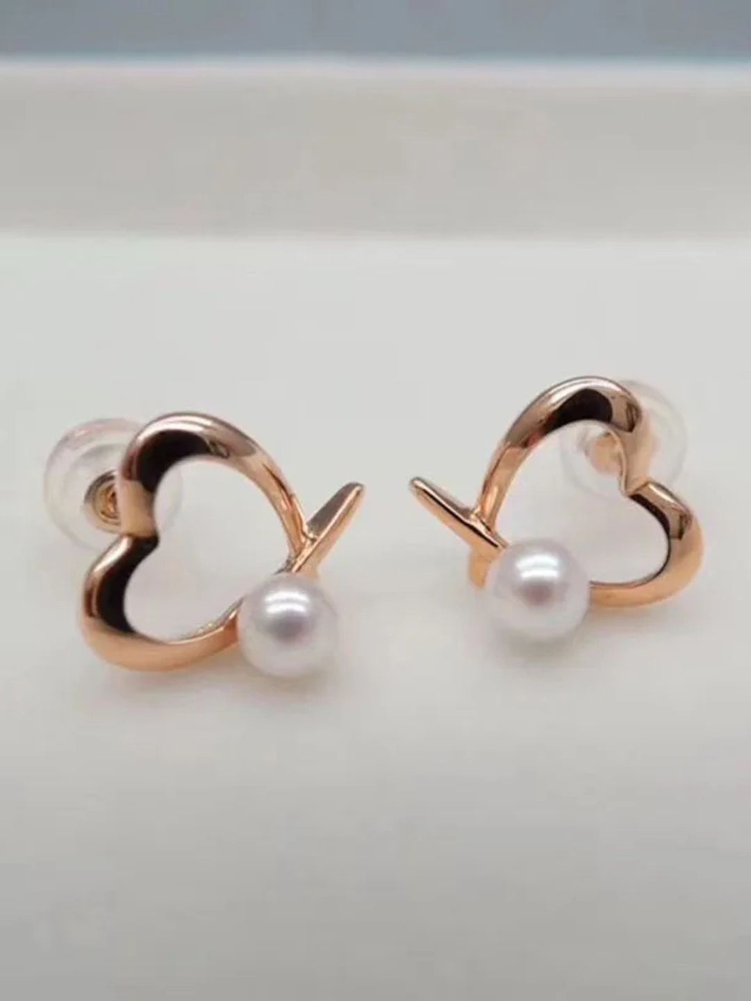 

KRENOZ Gold-Plated Stainless Steel Pearl-Studded Heart Shaped Studs