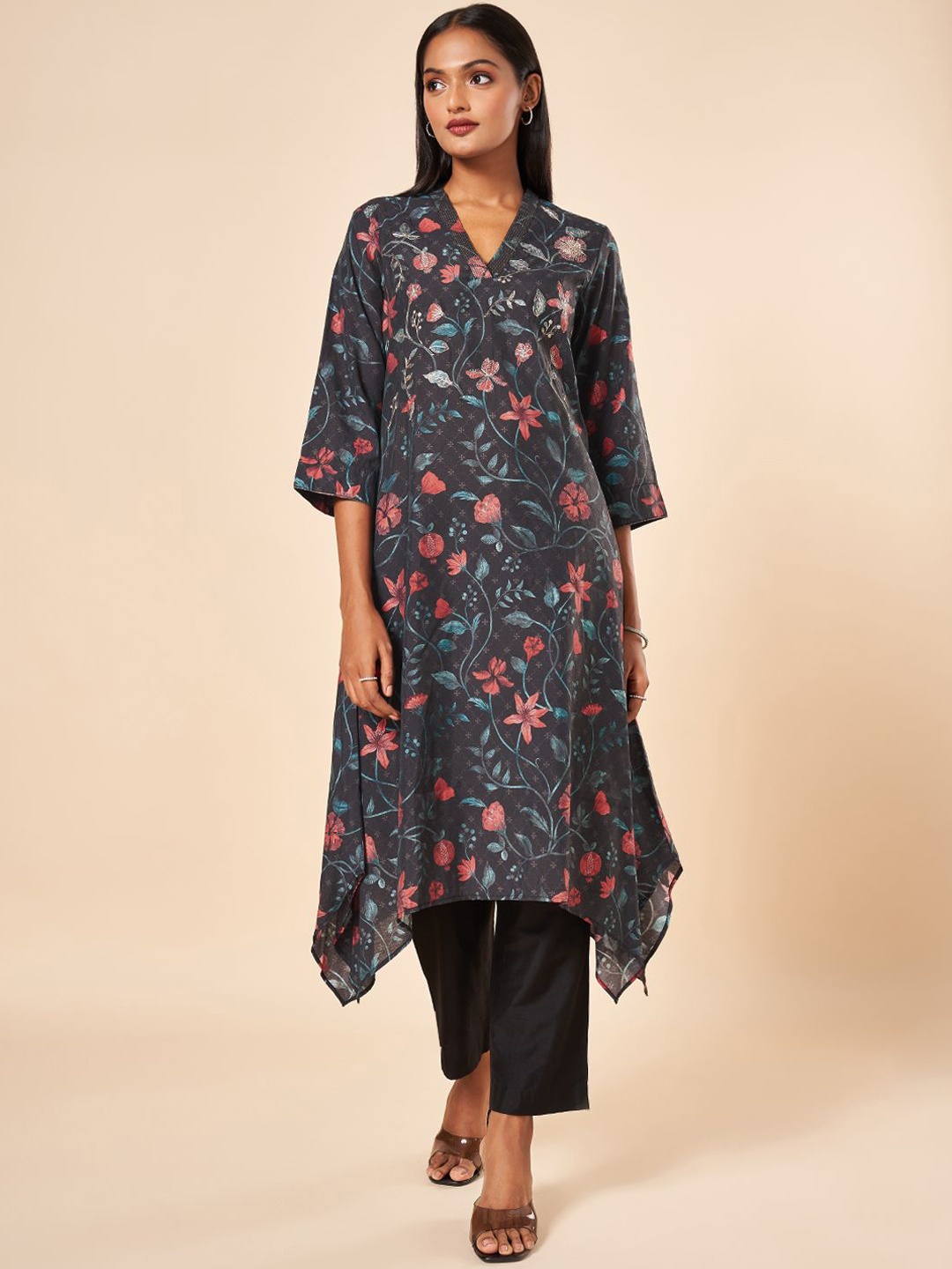 

Marigold Lane Floral Printed V-Neck A-Line Asymmetric Kurta, Green