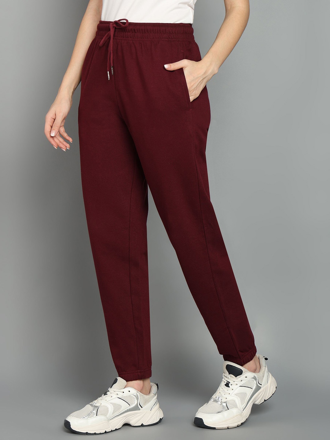 

Alan Jones Women Mid-Rise Joggers, Burgundy