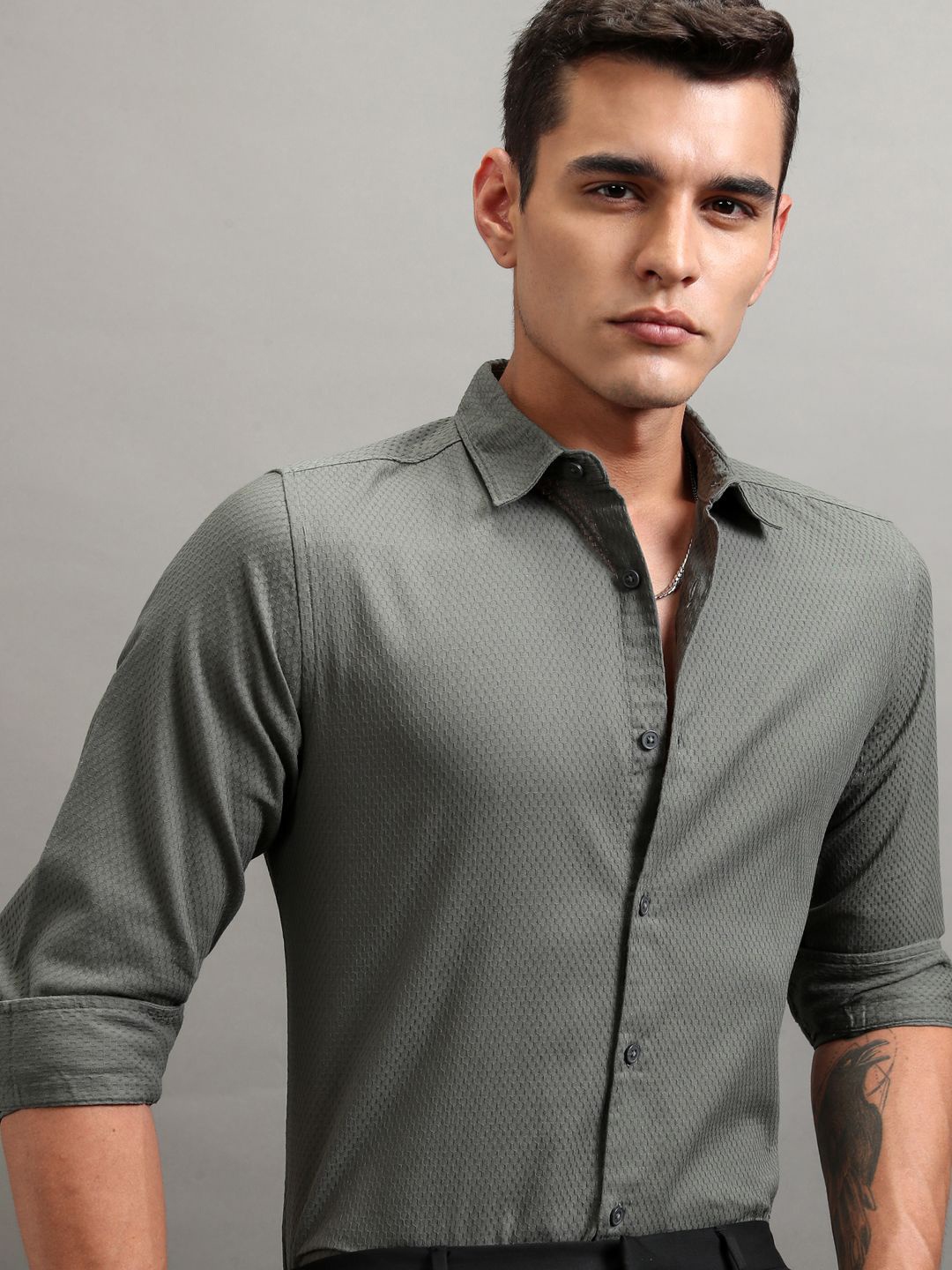 

Highlander Men Olive Lino Dobby Textued Solid Casual Shirt, Green