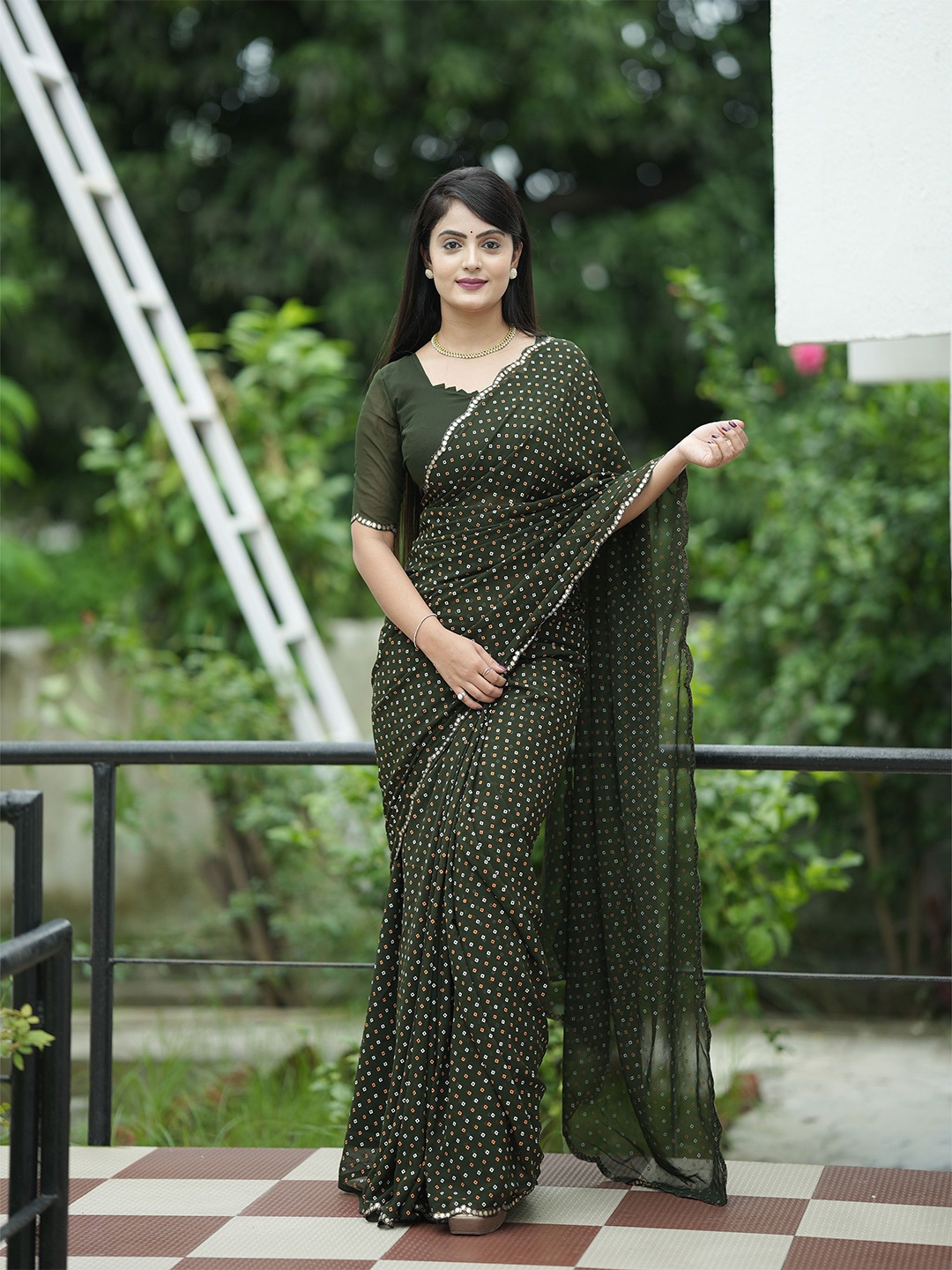 

Anouk Women Embellished Bandhani Saree, Green