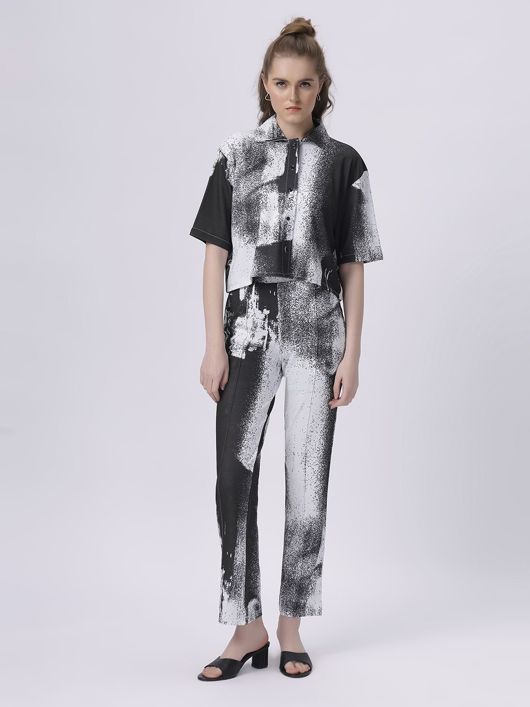

BABA YAGA Printed Drop Shoulder Sleeves Shirt With Trousers, Black