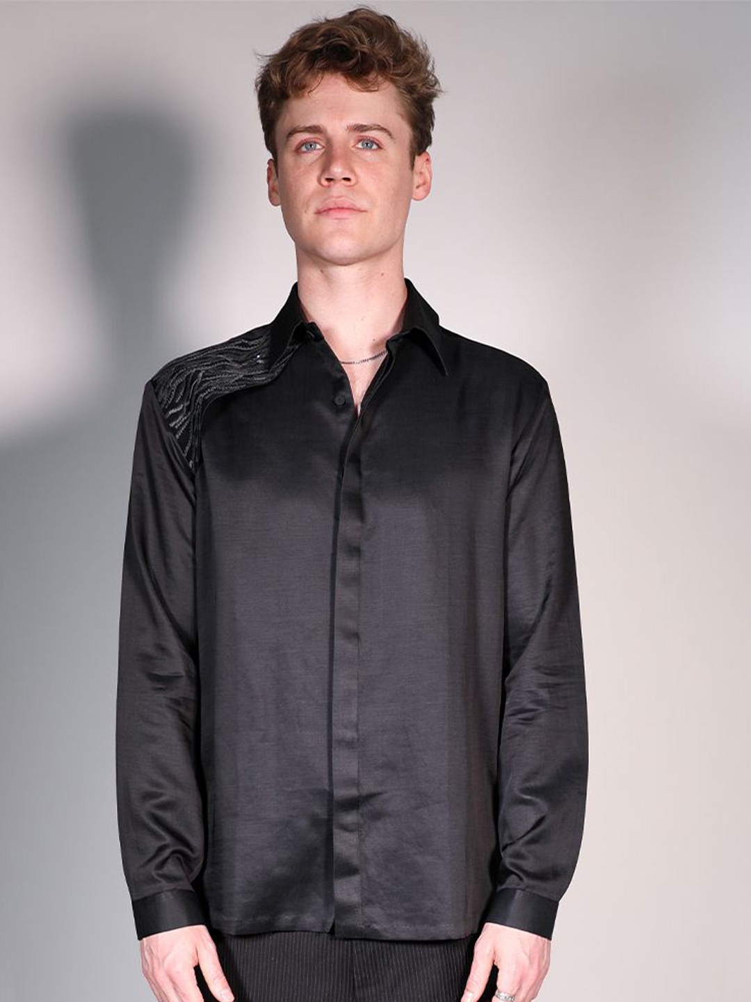 

Arya Giri Men Spread Collar Solid Casual Shirt, Black