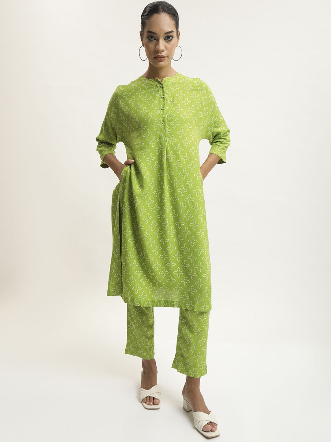 

BLACK & BLAH BLAH Set of 2 Relaxed Fit Trendy Printed Liva Kurta and Trouser, Green