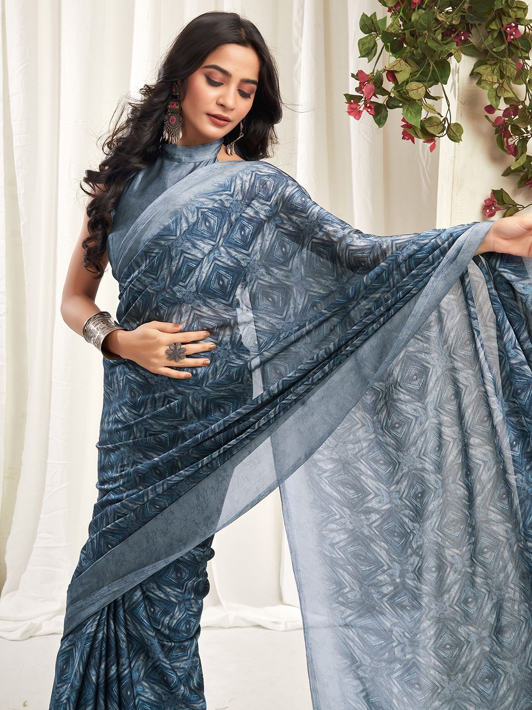 

KALINI Women Geometric Printed Pure Georgette Dabu Saree, Grey