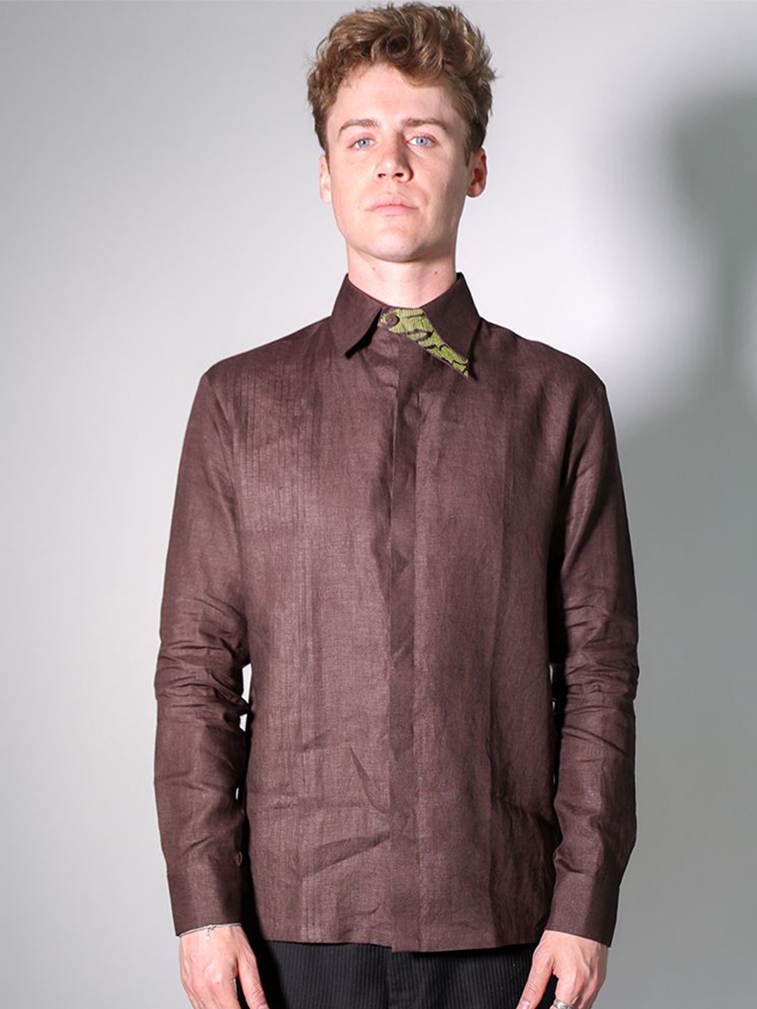 

Arya Giri Men Spread Collar Solid Casual Shirt, Brown