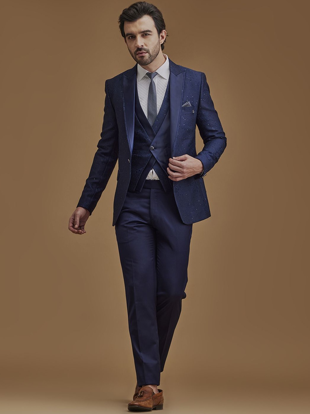 

Neumen Self Design Single-Breasted 5-Piece Suits, Navy blue