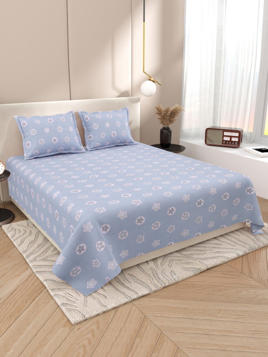 

DREAM WEAVERZ Blue & White Floral 220 TC King Bedsheet with 2 Pillow Covers
