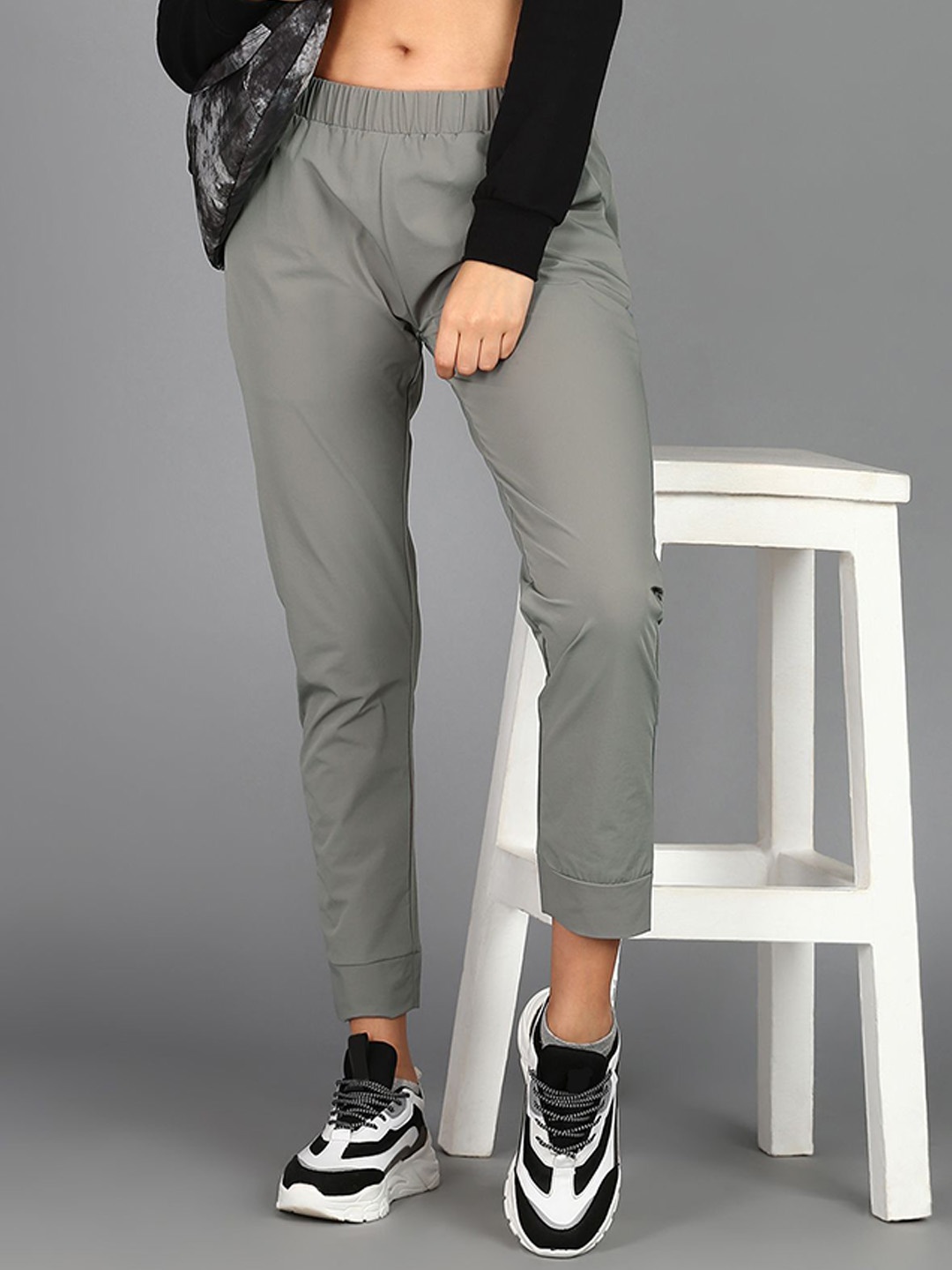 

Alan Jones Women Mid-Rise Joggers, Grey