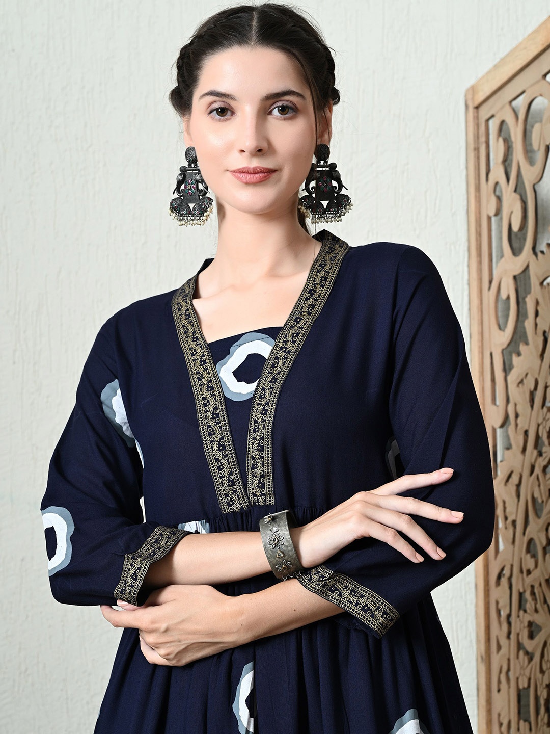 

JAYLEEN Geometric Printed V-Neck Regular Kurta With Trousers, Navy blue