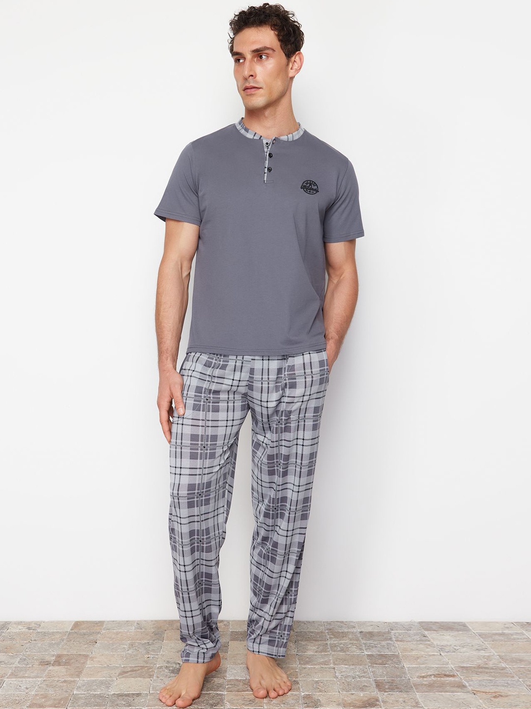 

Trendyol Men Solid Checked Night suit, Pink