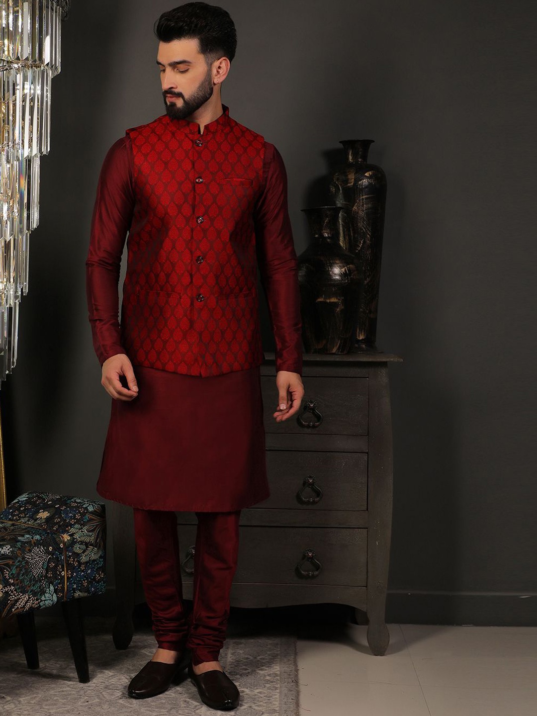 

DEYANN Mandarin Collar Jacquard Straight Kurta With Pyjama & Nehru Jacket, Red