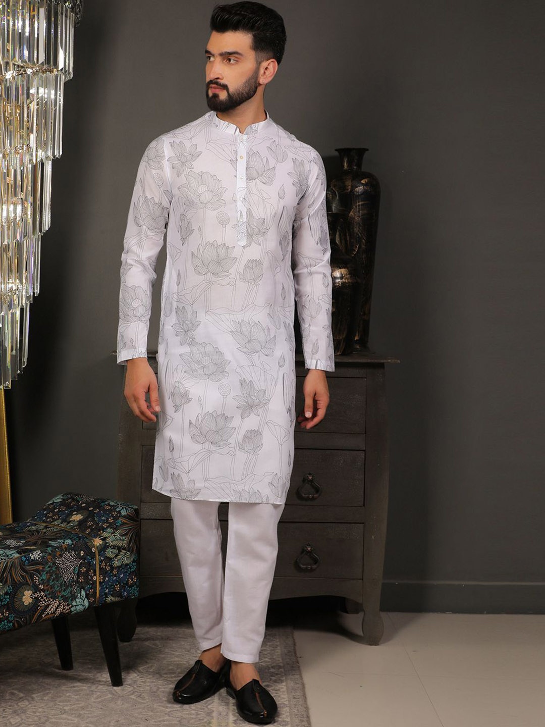 

DEYANN Ethnic Motifs Printed Mandarin Collar Straight Kurta With Pyjama, Silver