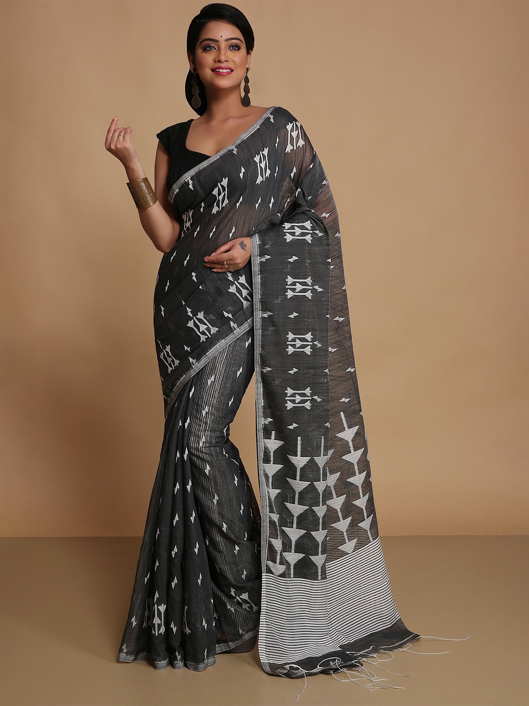 

BENGAL HANDLOOM Women Woven Design Taant Saree, Grey