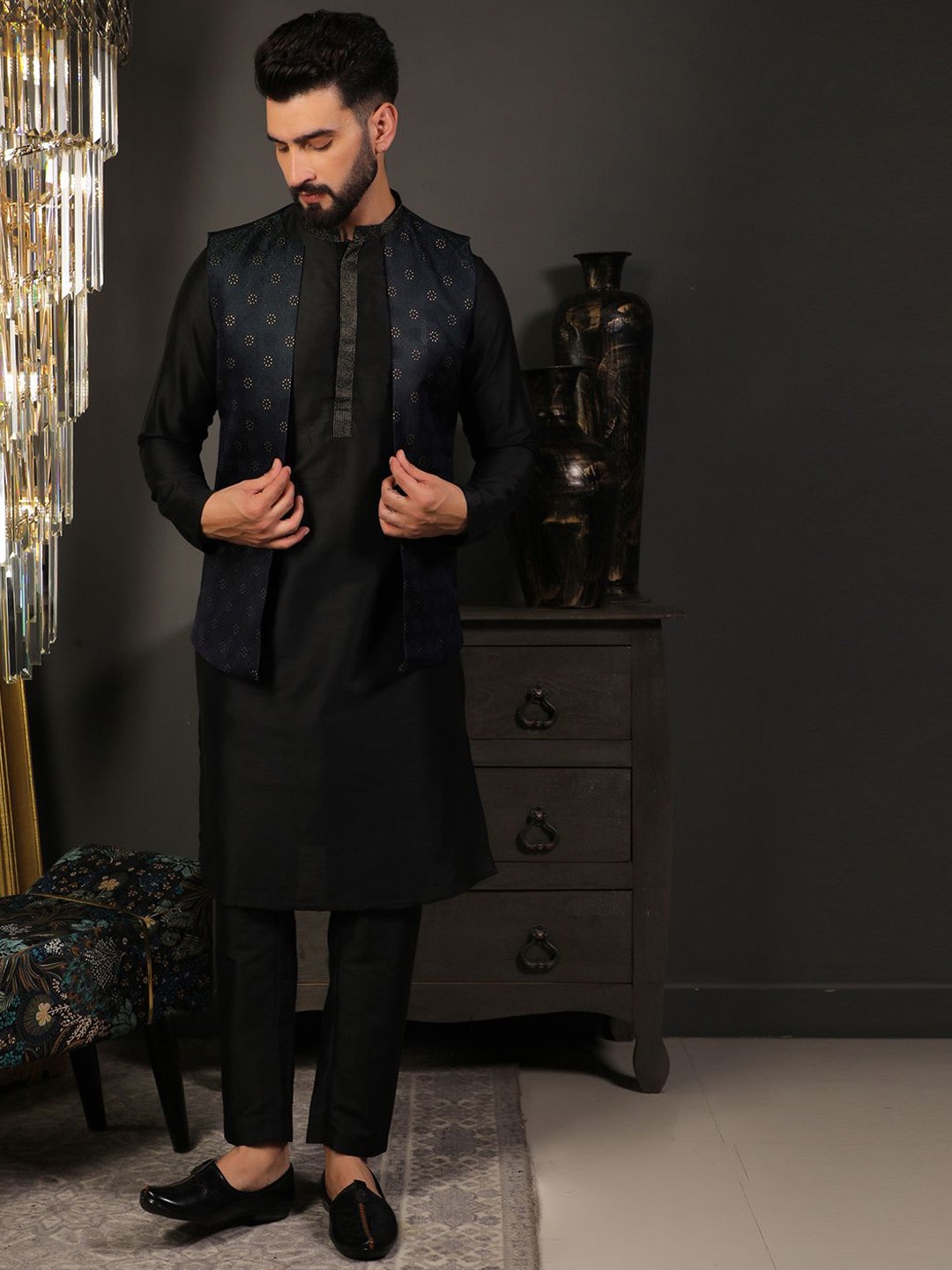 

DEYANN Mandarin Collar Jacquard Straight Kurta With Pyjama & Nehru Jacket, Green