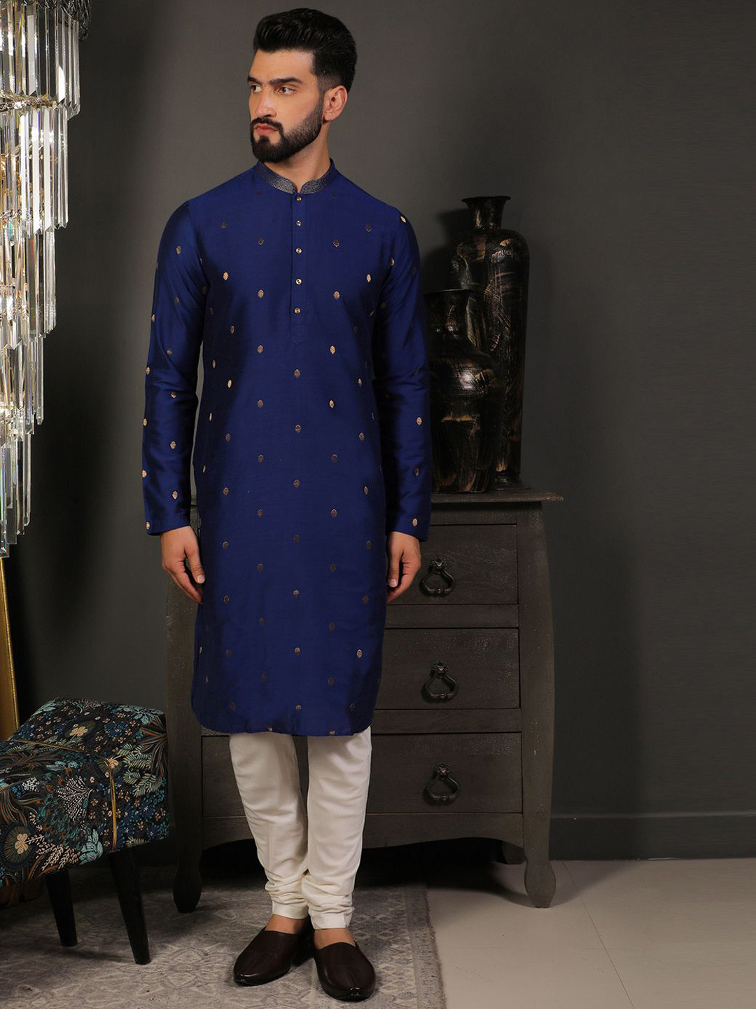 

DEYANN Geometric Woven Design Zari Mandarin Collar Straight Kurta with Churidar, Blue