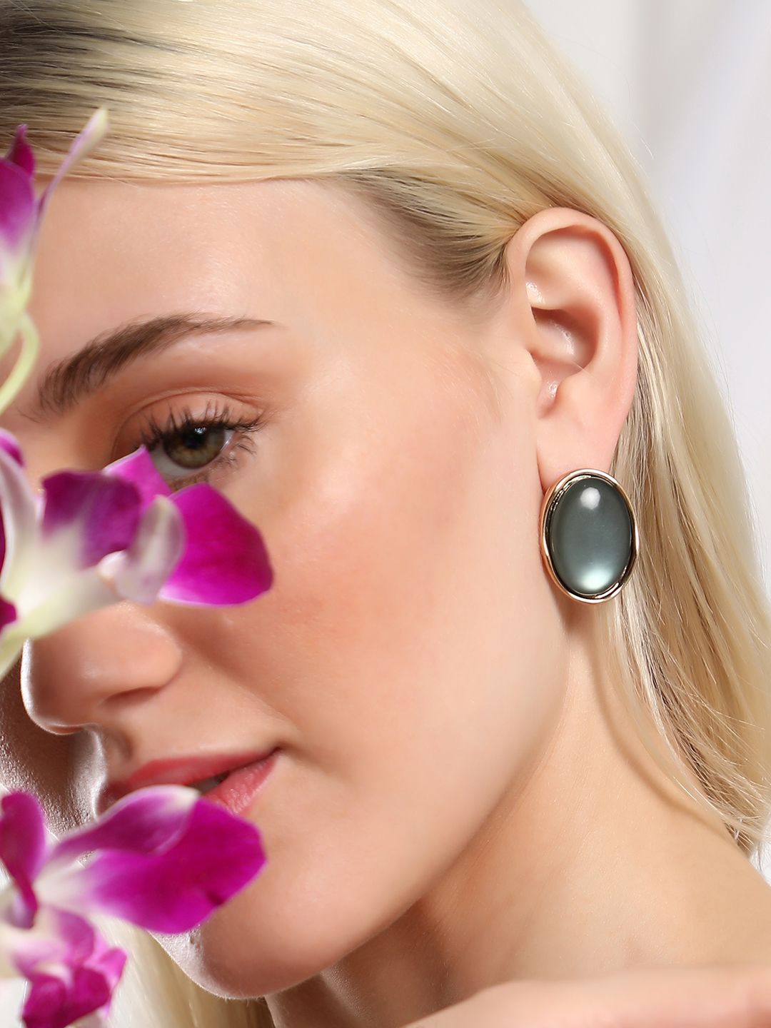 

SOHI The Diana Gold Plated Contemporary Studs Earrings, Black