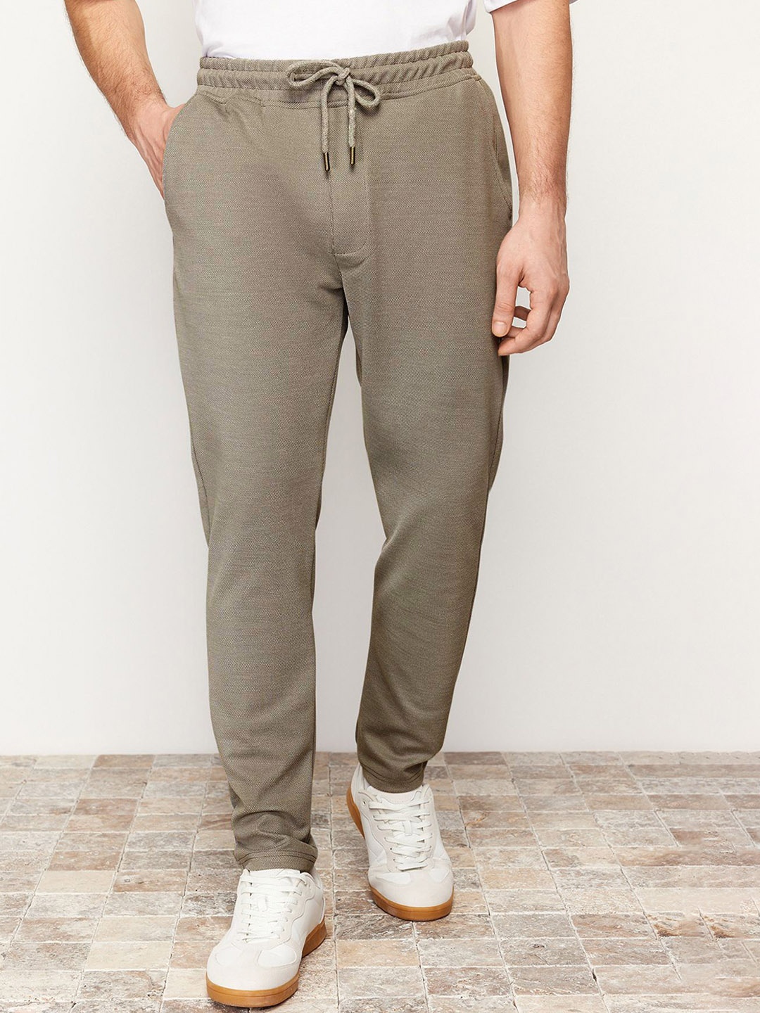 

Trendyol Men Solid Trousers, Na