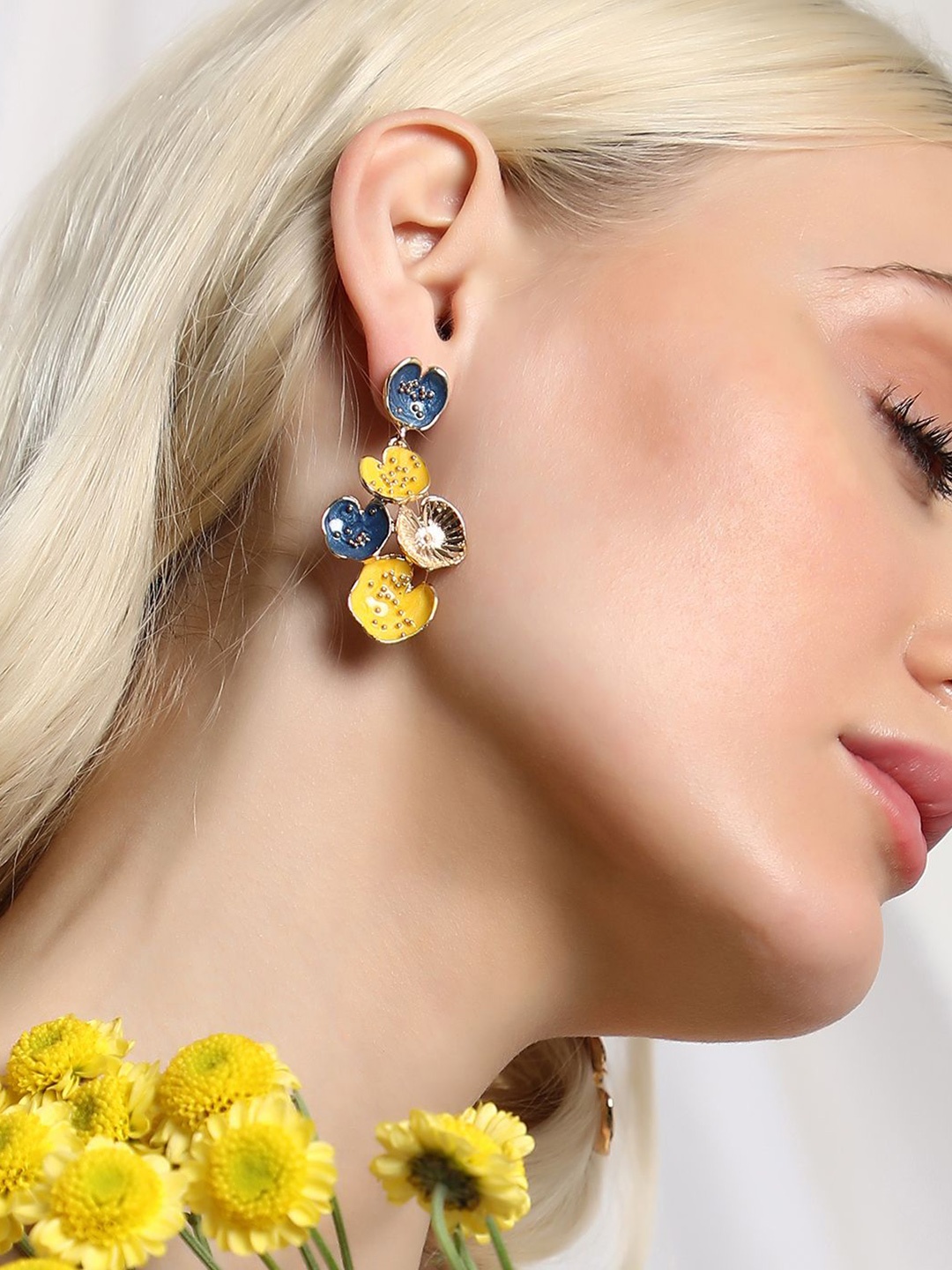 

SOHI The Lilypad Gold-Plated Drop Earrings