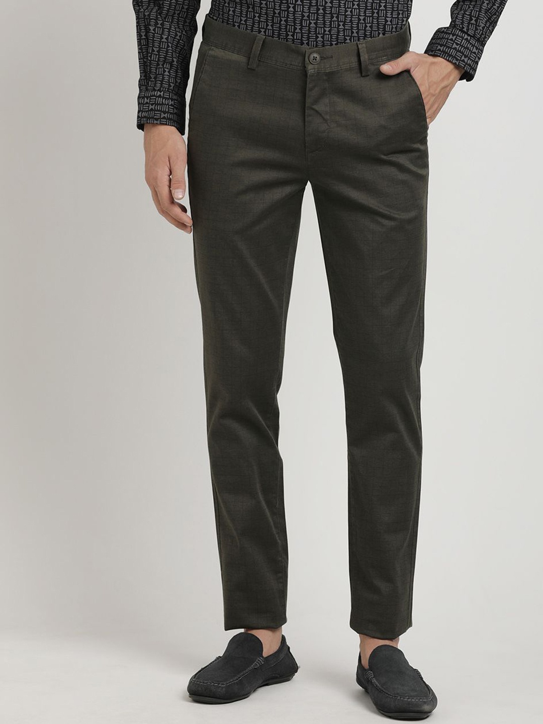 

Turtle Men Printed Relaxed Tapered Fit Chinos Trousers, Charcoal