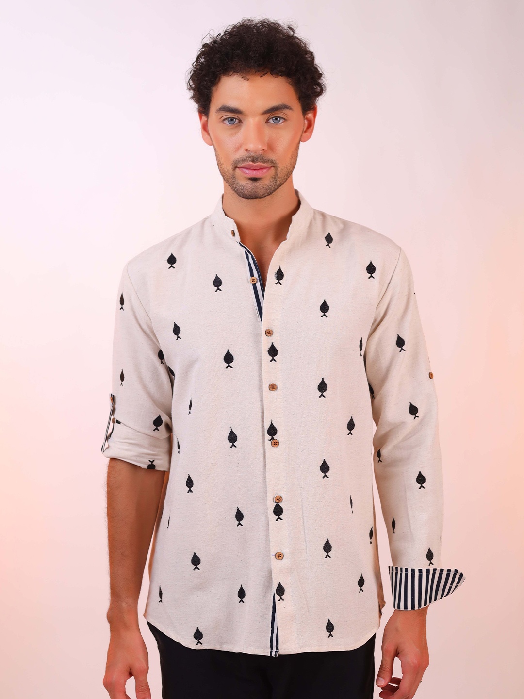 

DALCHINII Men Embroidered Pure Cotton Relaxed Shirt, Off white