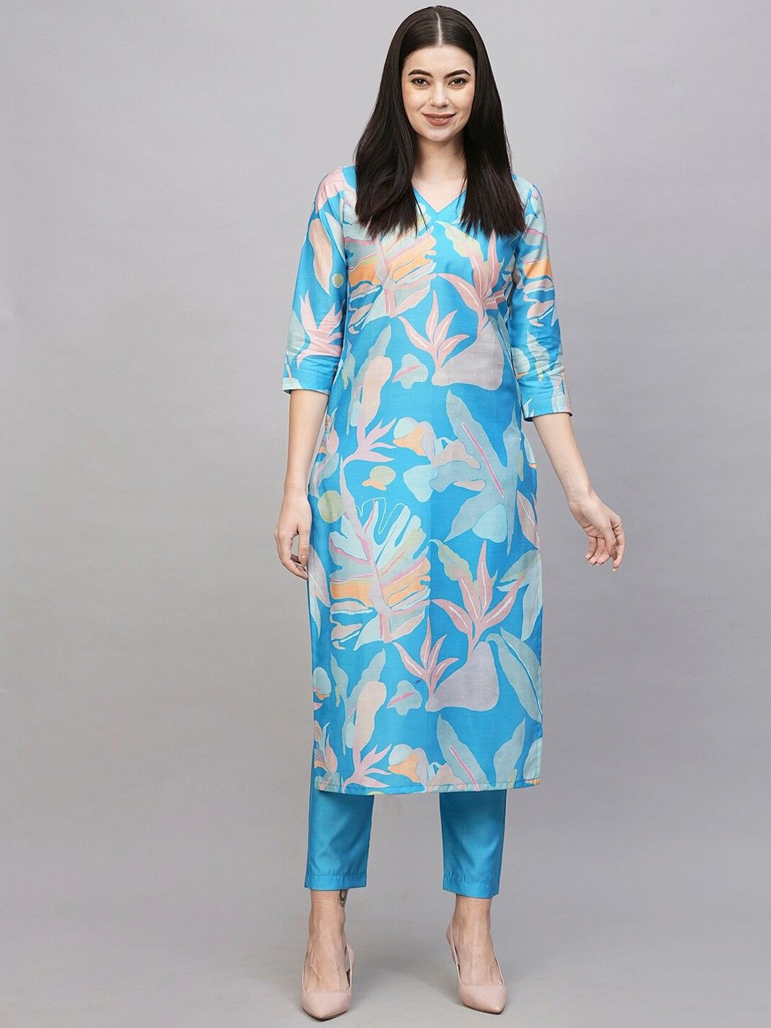 

GoSriKi Floral Printed V-Neck Straight Kurta With Trousers, Blue