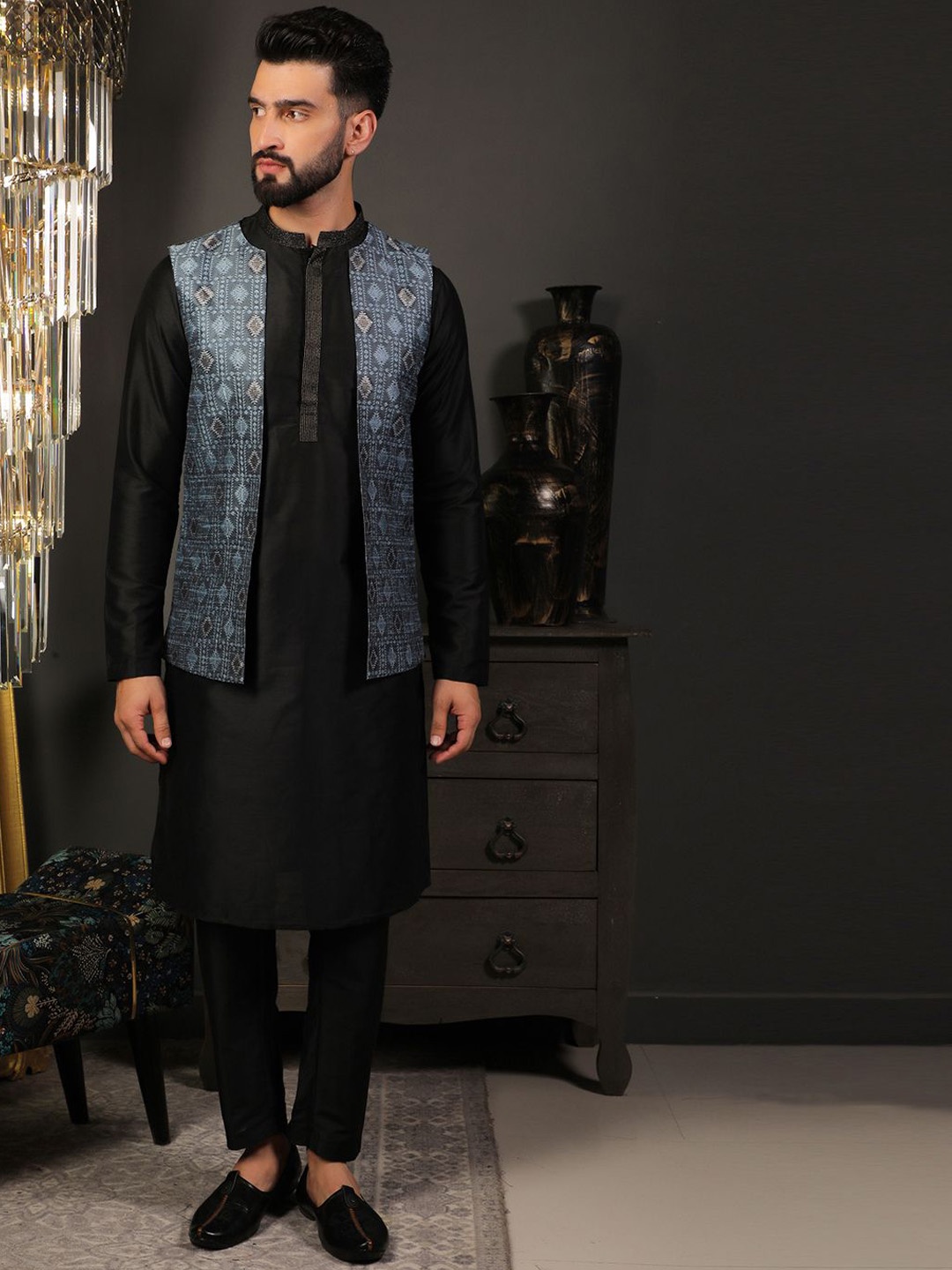 

DEYANN Mandarin Collar Jacquard Straight Kurta With Pyajama & Nehru Jacket, Blue