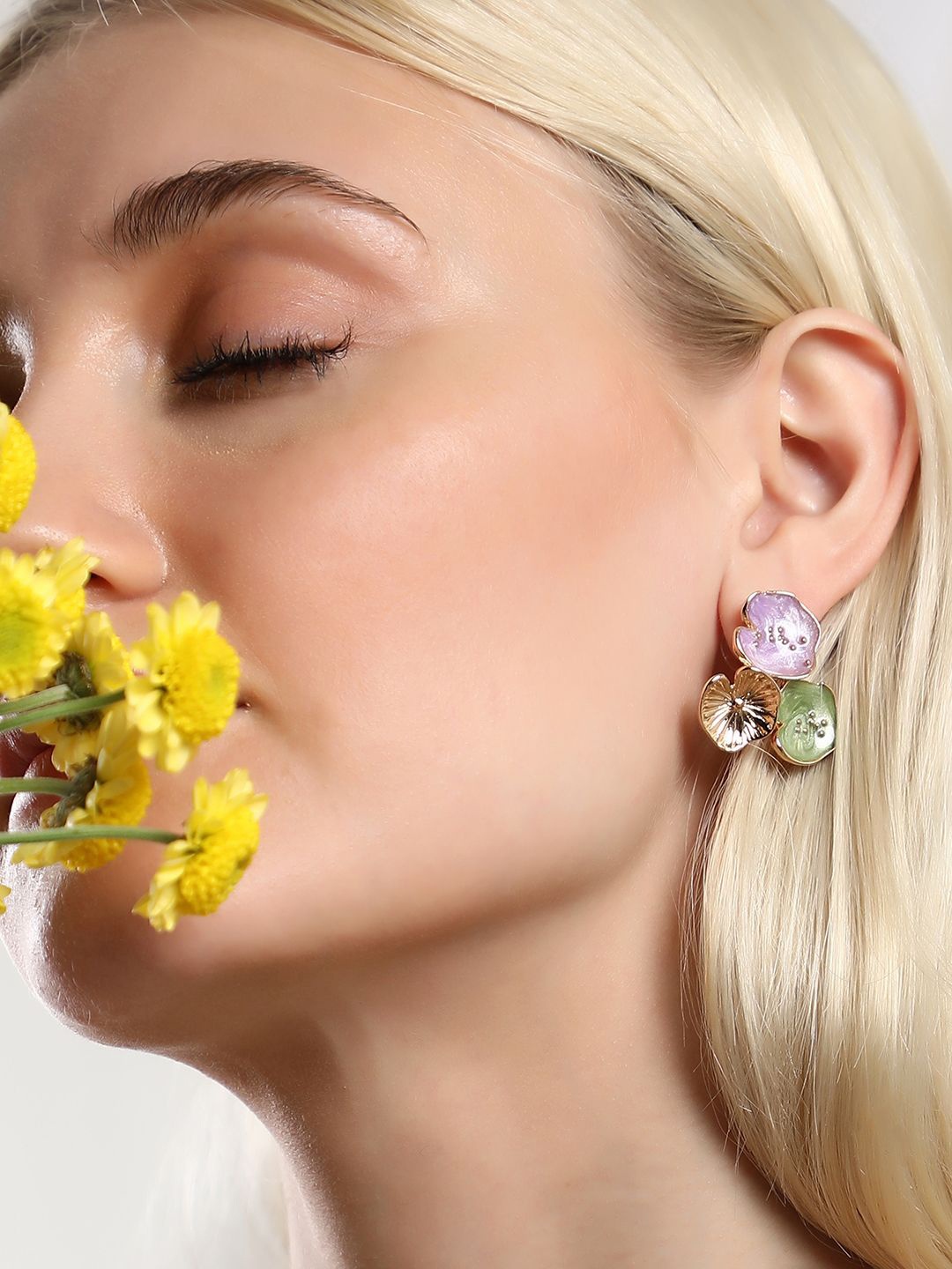 

SOHI The Small Lilypad Gold-Plated Contemporary Studs