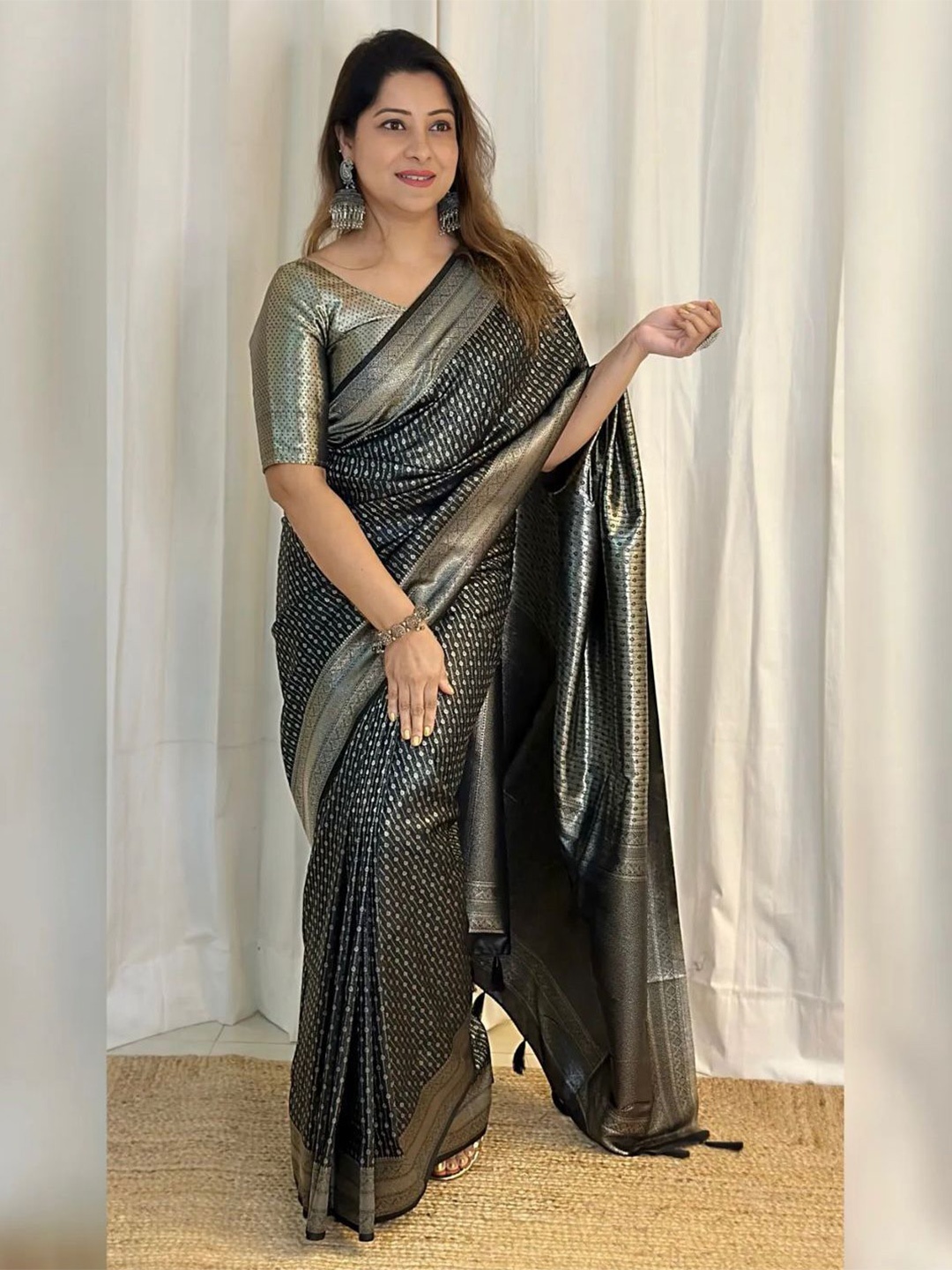 

QENY Woven Design Ready to Wear Banarasi Saree, Black