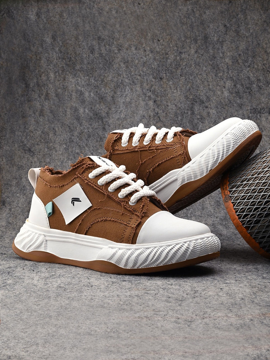

knoos Men Woven Design Sneakers, Brown