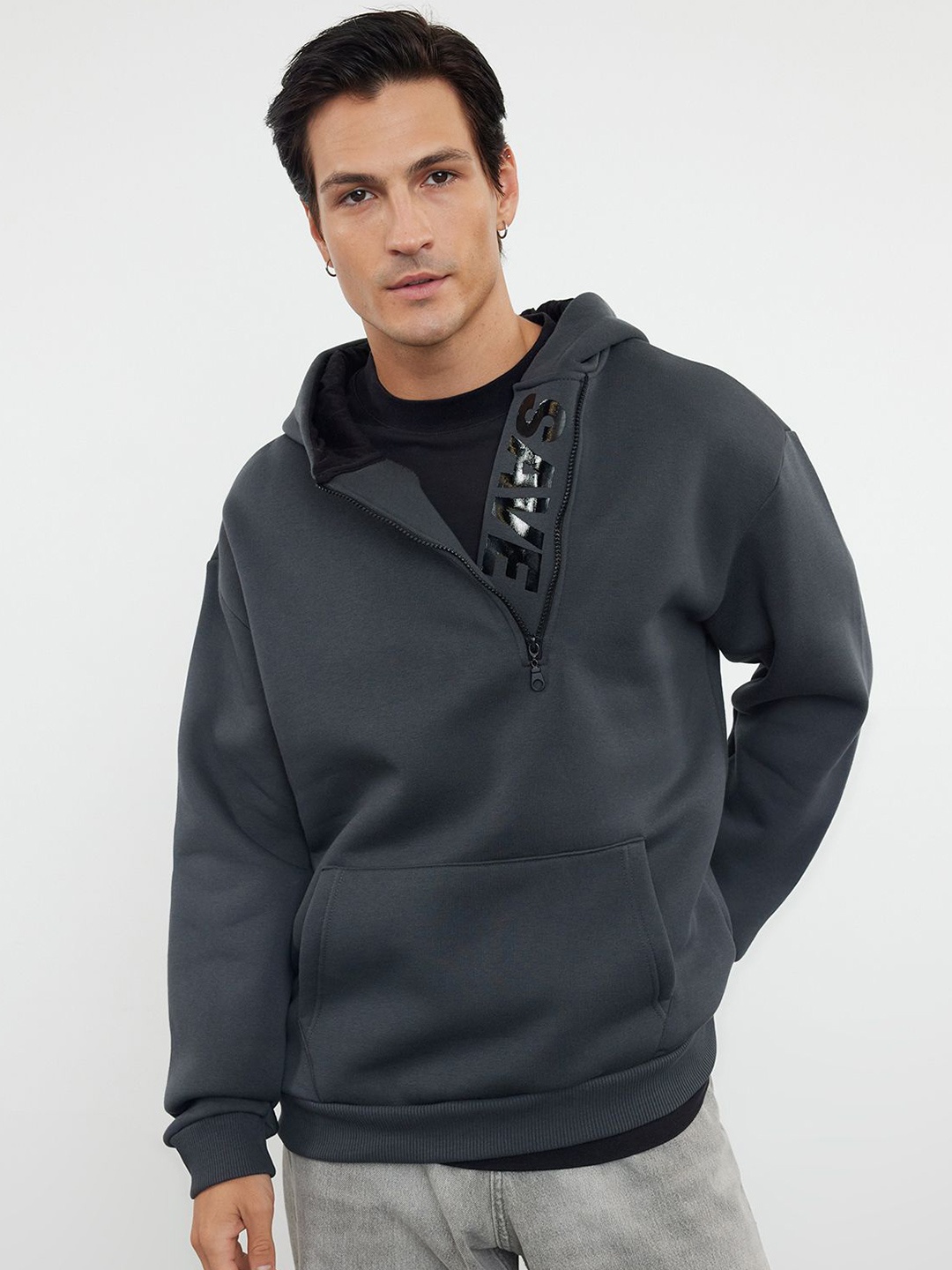 

Trendyol Men Solid Hooded Sweatshirt, Grey