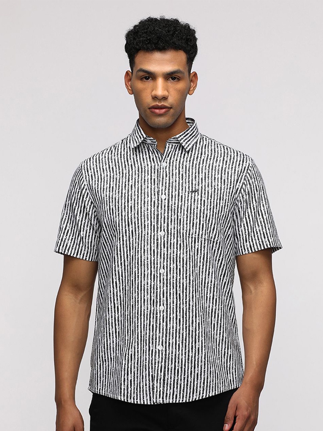 

Crocodile Comfort Fit Vertical Striped Short Sleeves Pure Cotton Casual Shirt, Black