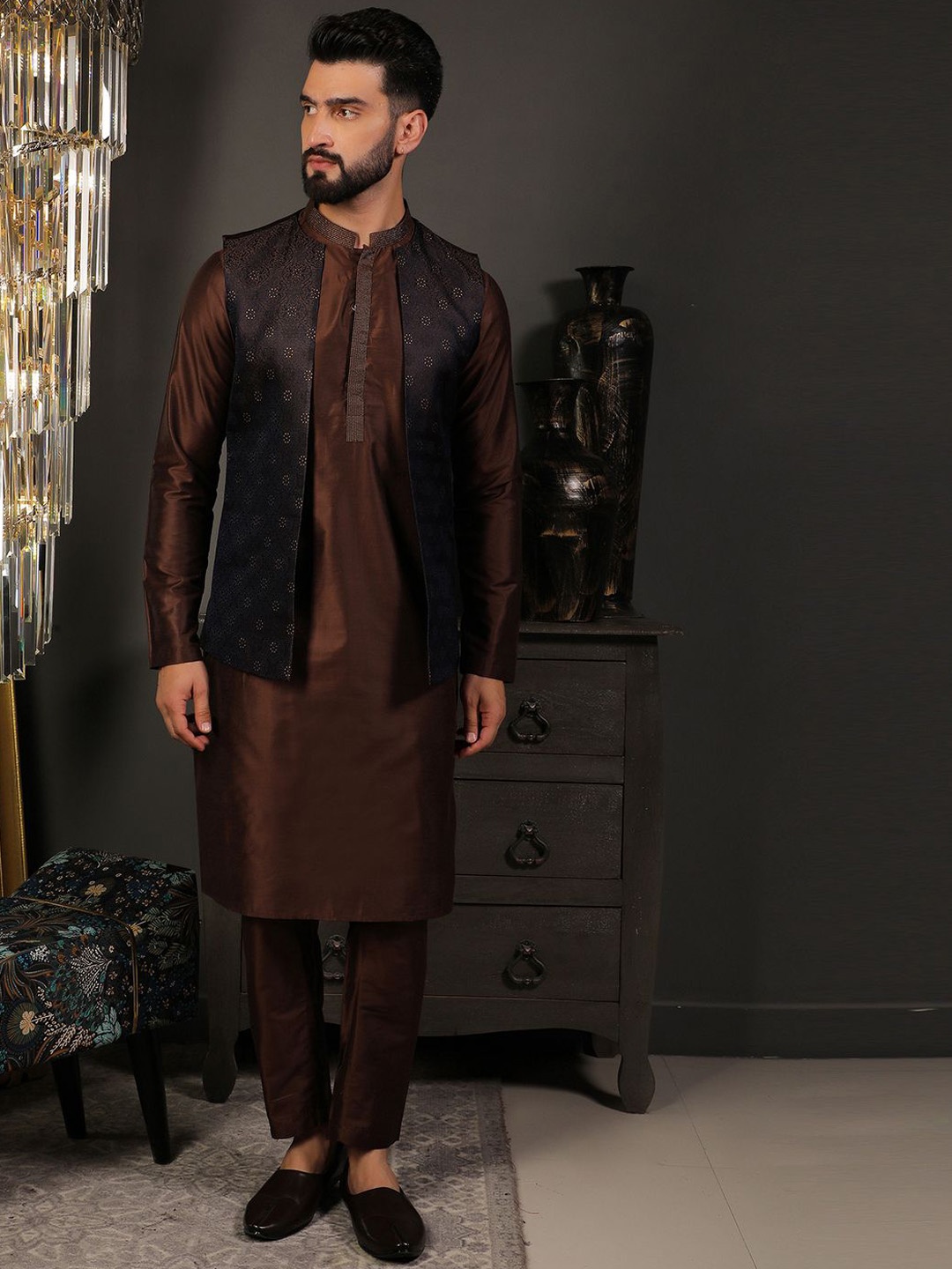 

DEYANN Mandarin Collar Jacquard Straight Kurta With Pyjama & Nehru Jacket, Brown