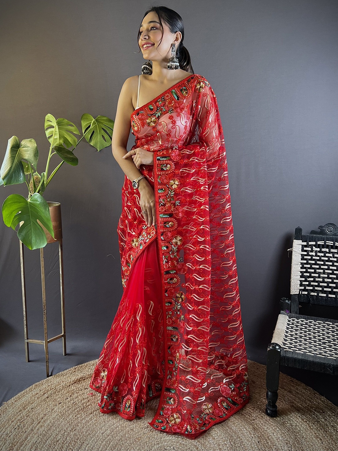 

Munir Floral Embroidered Net Saree, Red