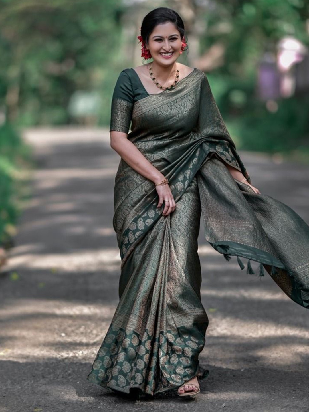 

QENY Woven Design Zari Banarasi Saree, Green