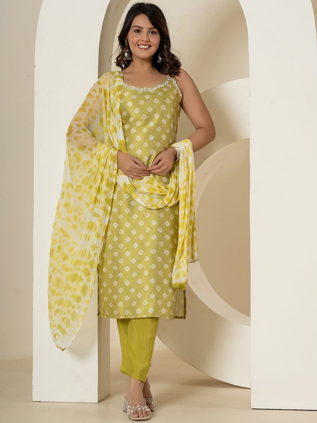 

Yufta Bandhani Printed Shoulder Straps Straight Kurta & Trousers With Dupatta, Green