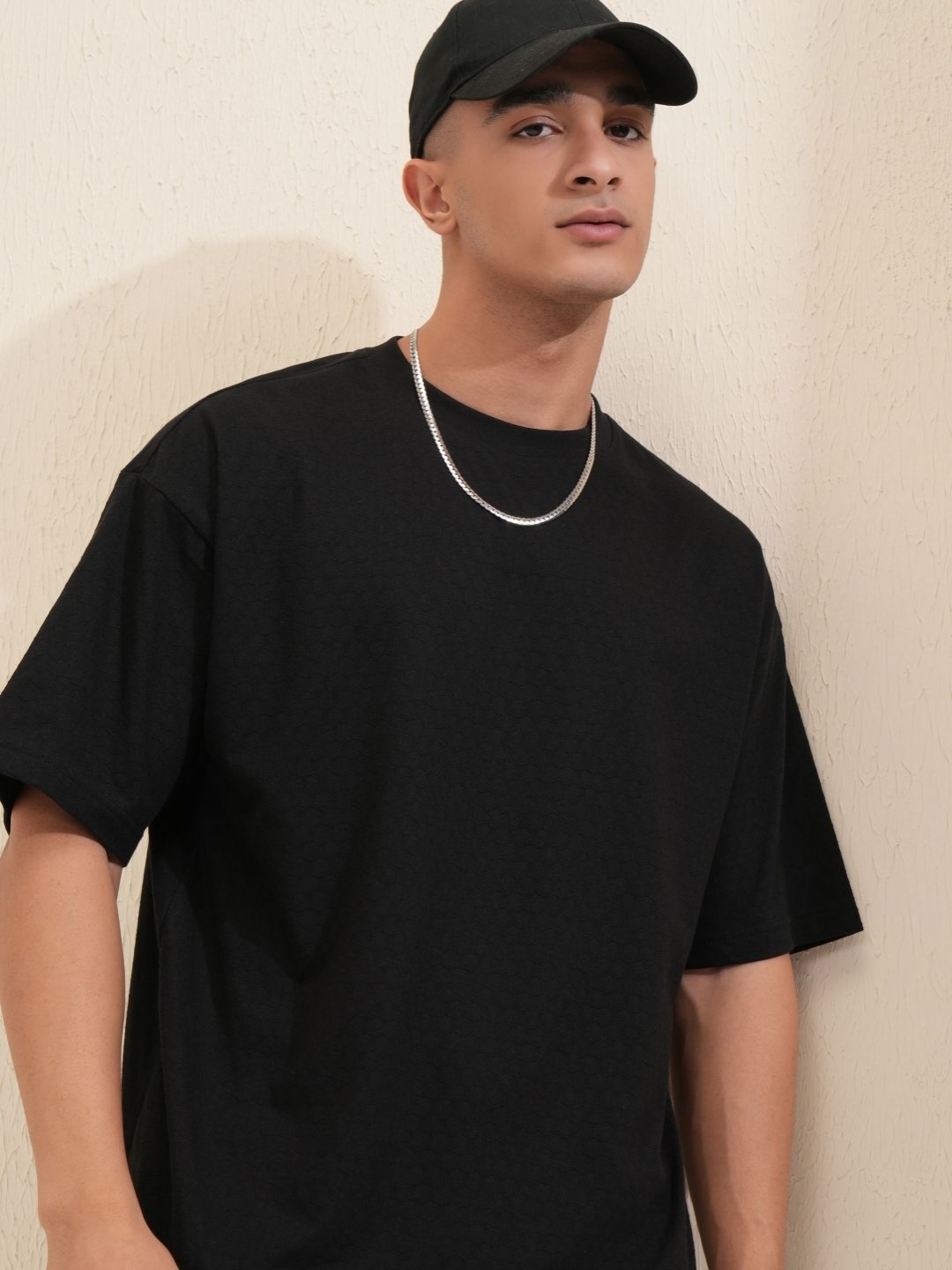 

HIGHLANDER Men Solid Round Neck Cotton Oversized T-Shirt, Black