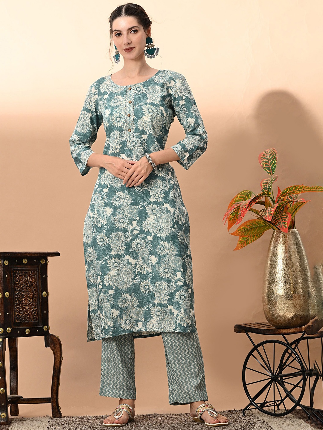 

VIDHANI Floral Printed Gotta Patti Straight Straight Kurta with Trousers, Blue