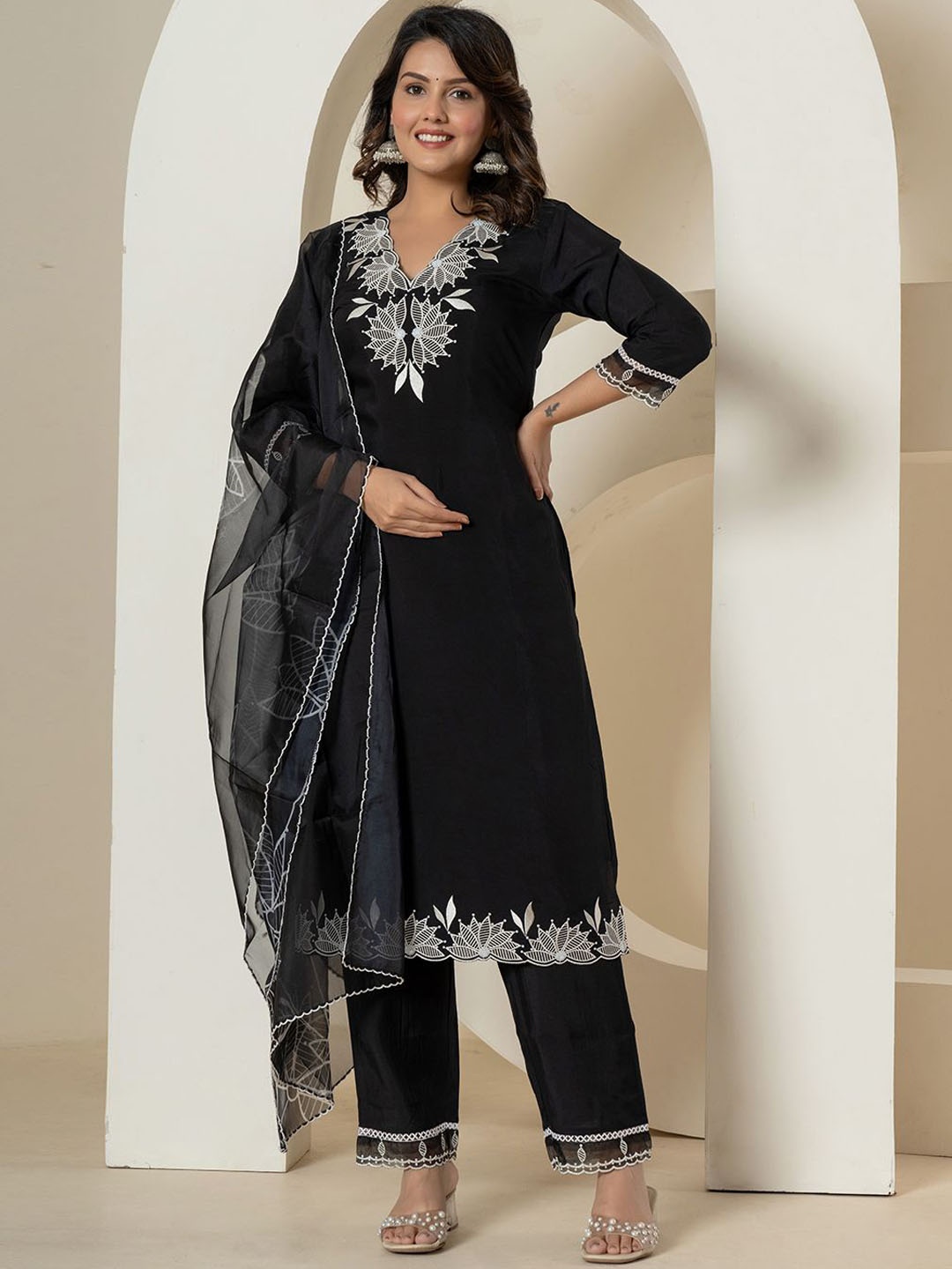 

Yufta Floral Embroidered Straight Kurta & Trousers With Dupatta, Black