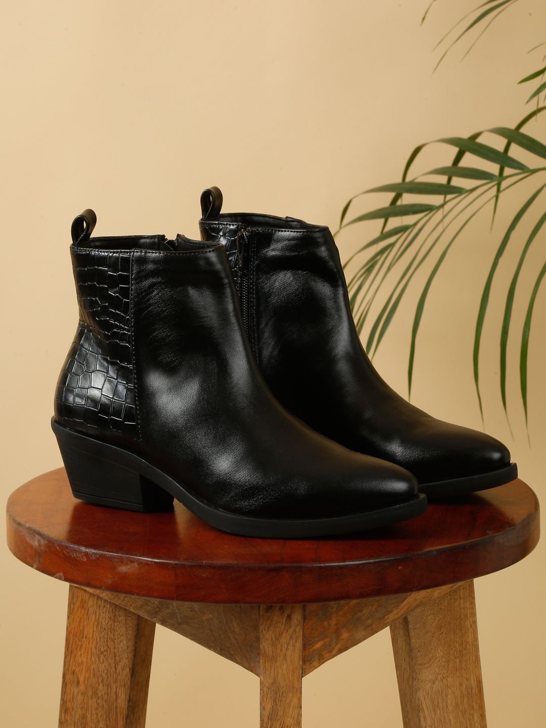 

Flat n Heels Women Leather Casual Regular Boots, Black