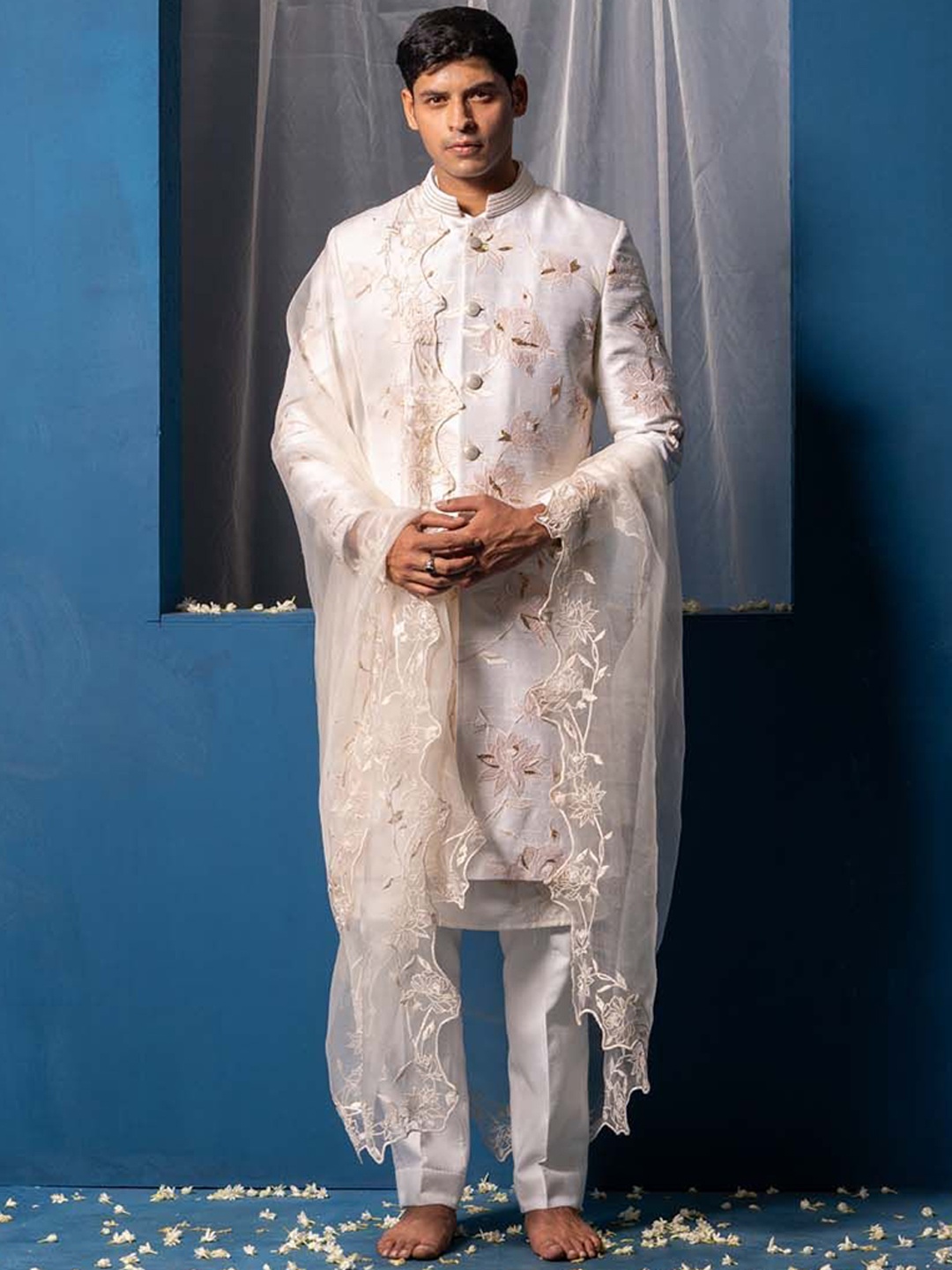 

Ayush Jain Self-Design Sherwani Set, Off white