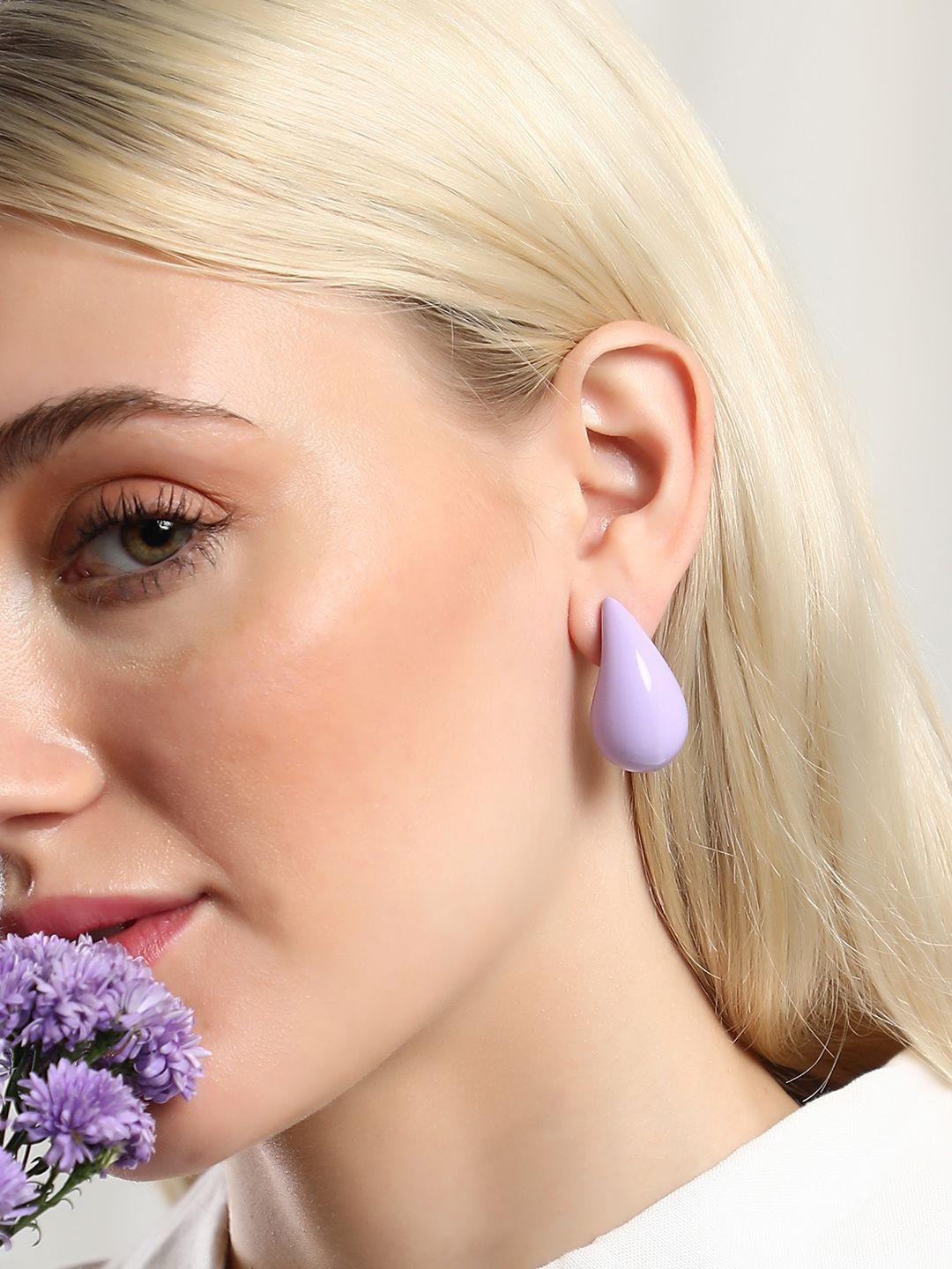 

SOHI Teardrop Shaped Studs, Purple